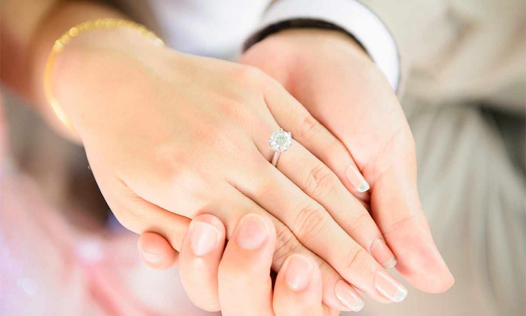 Solitaire ring: characteristics and meaning